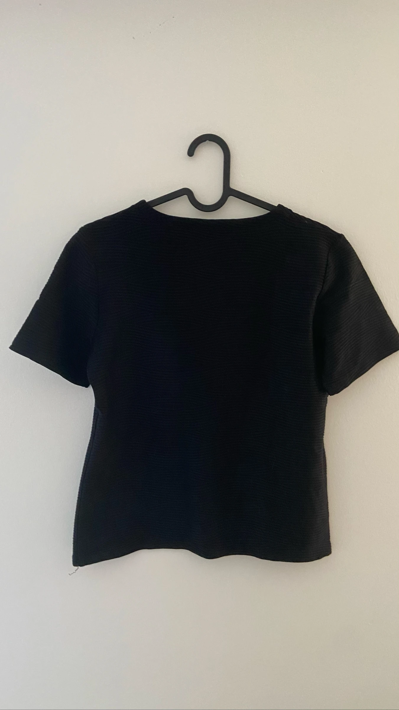 Haut noir avec motif en relief un jour ailleurs  – photo 9